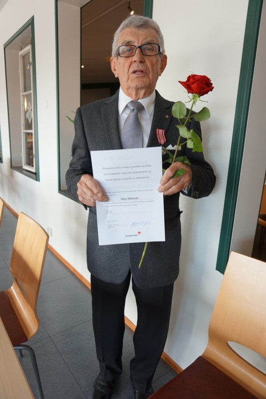 28.4.2018 pidetyssä SPR:n Hämeen piirin vuosikokouksessa Lautsian lomakeskuksessa hopeisen ansiomitallin sai Viljo Mikkola 